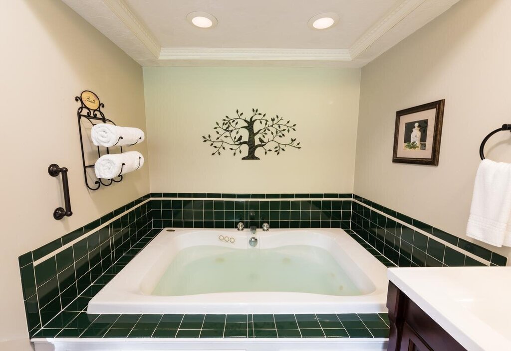 hotels with jacuzzi in room