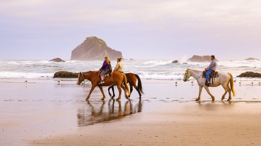 Horseback Riding on the Bandon Beach: places to visit in oregon